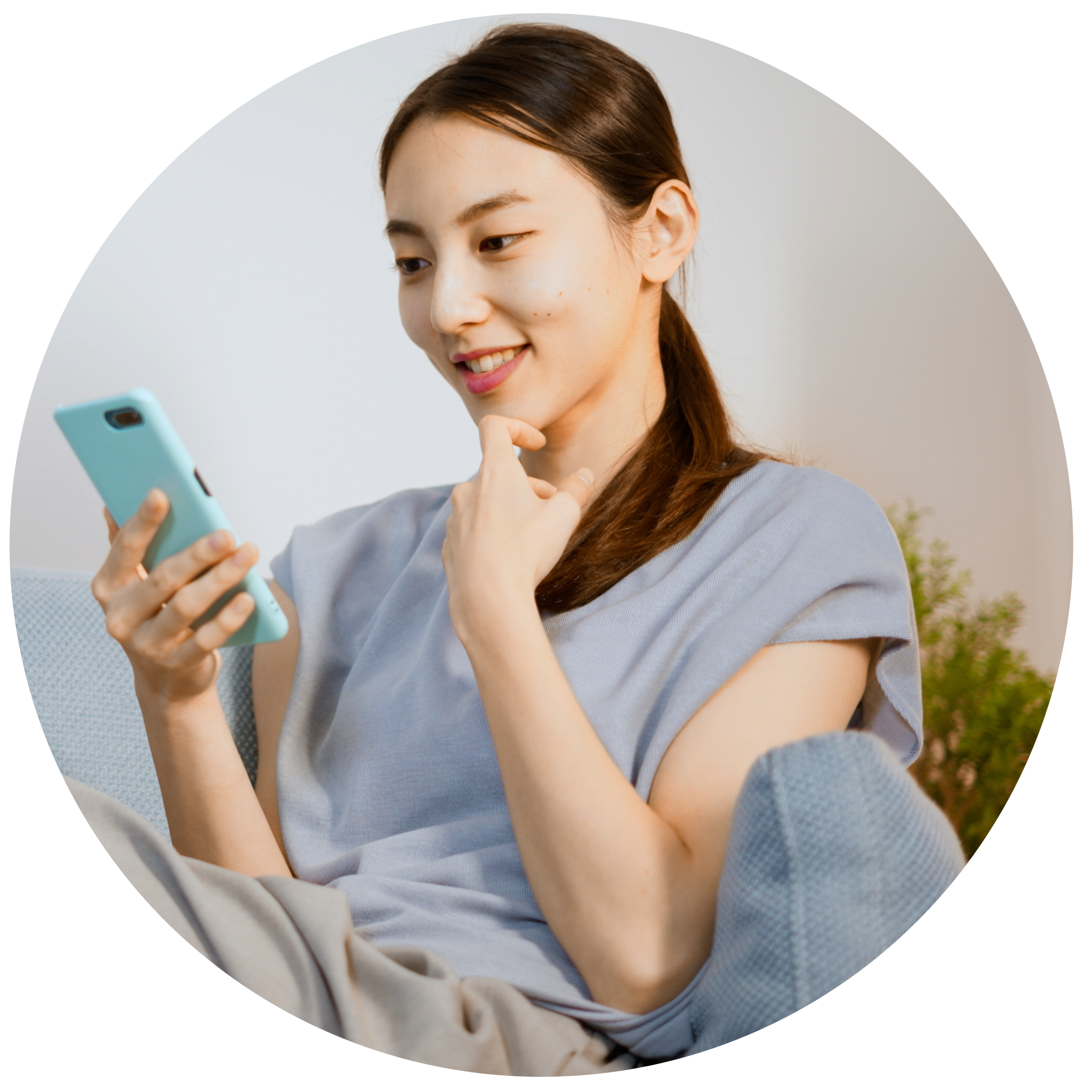 スマートフォンでLINEを利用する女性